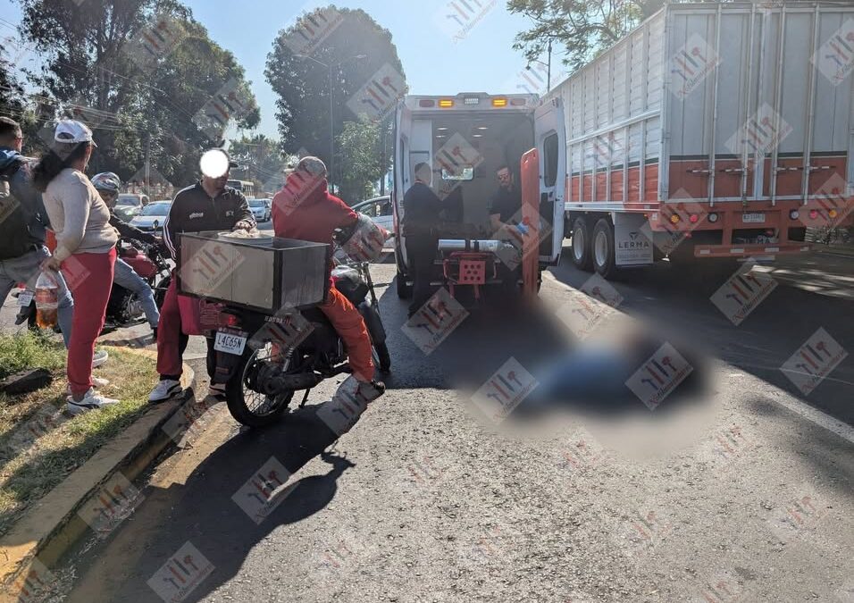 Motociclista atropella a una mujer y se da a la fuga