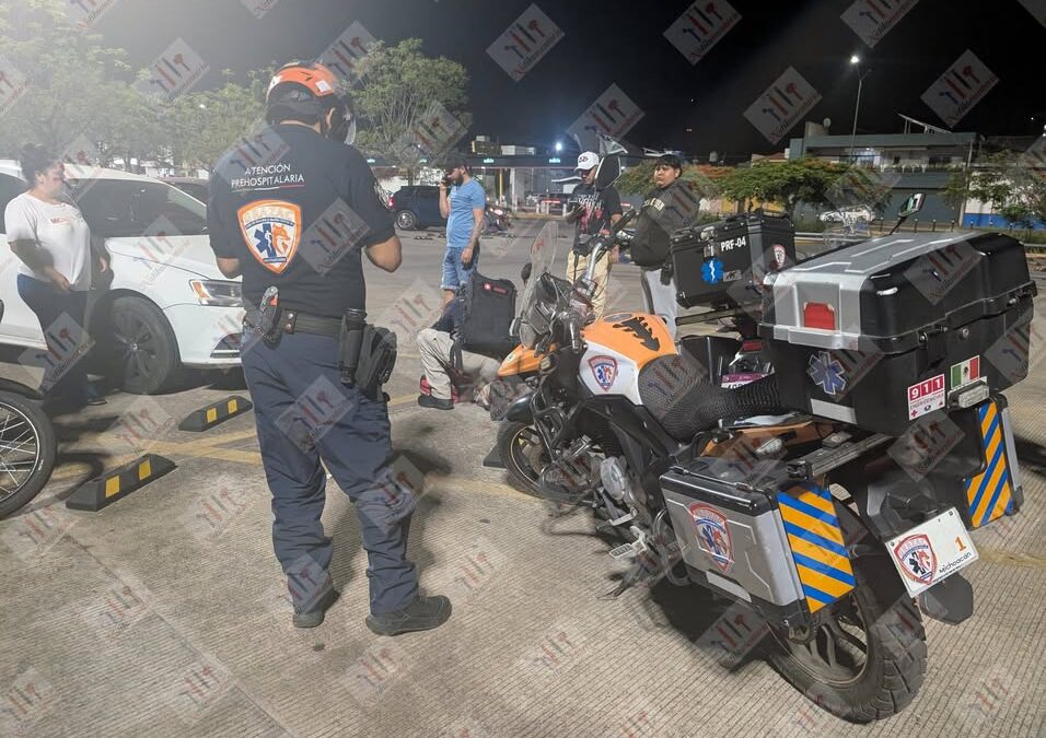 Motociclista herido al chocar con un auto en el estacionamiento de Plaza Ágora