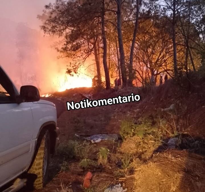 Vuelca auto y se incendia, hay un muerto