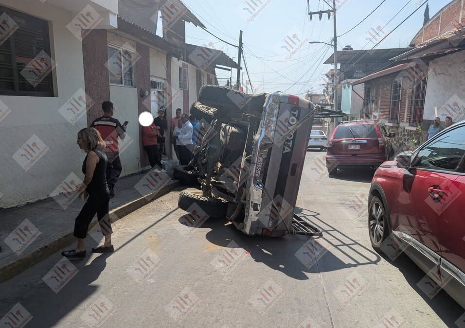 Menor herido al volcar camioneta en la colonia Cupatitzio