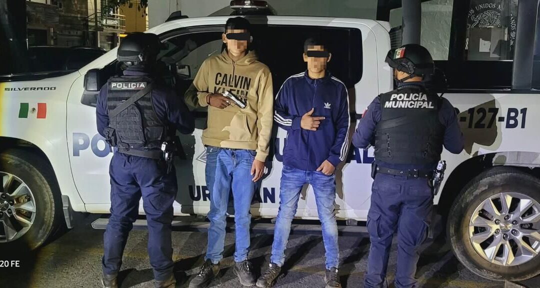 Detienen a dos jóvenes con arma de fuego