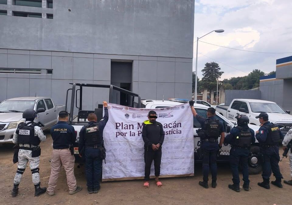 Detienen a hombre con drogas y aseguran motocicleta