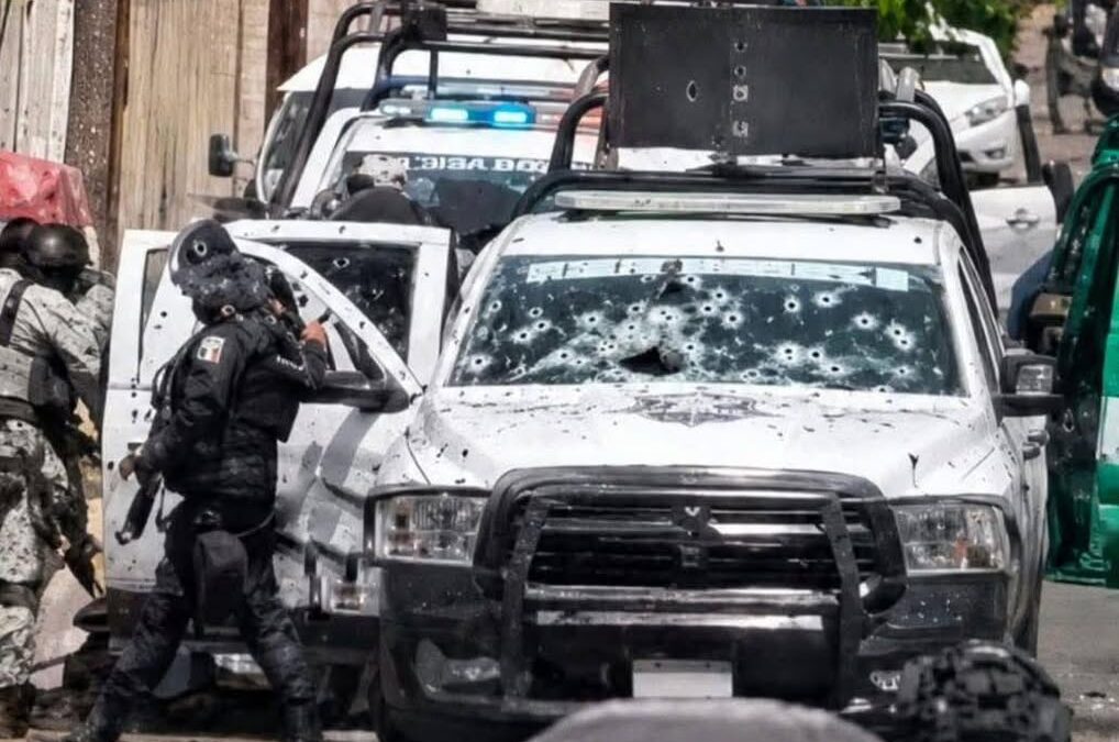 Jornada violenta deja al menos 8 policías heridos y narcobloqueos