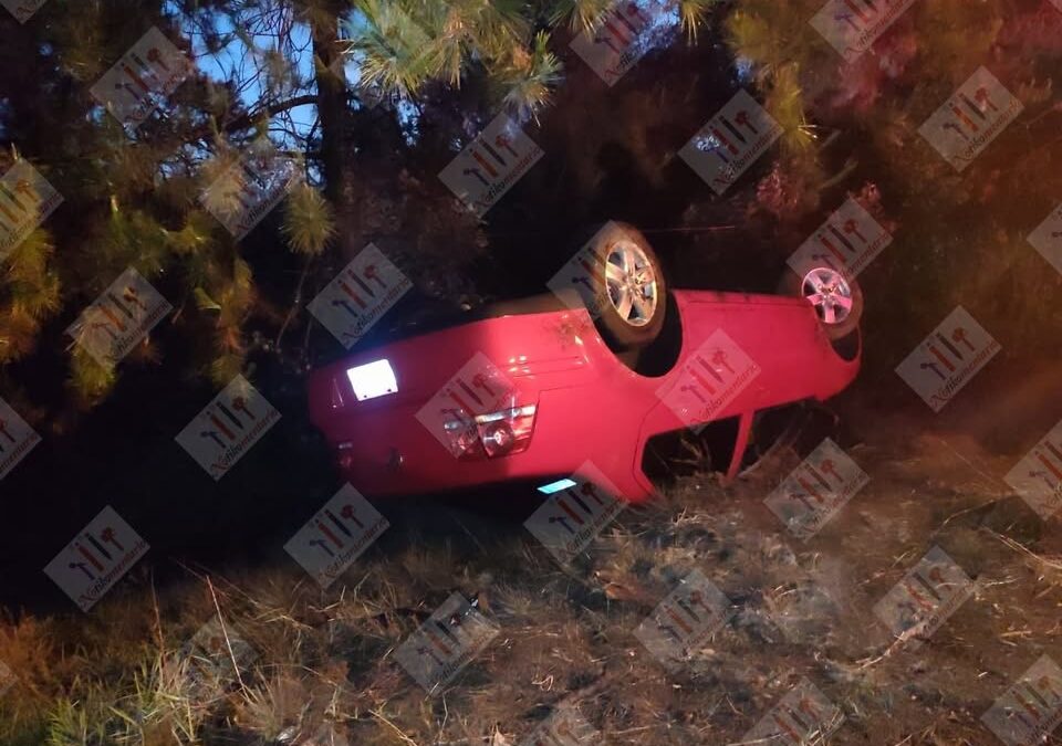 Vuelca un auto y una camioneta en la carretera a Capacuaro