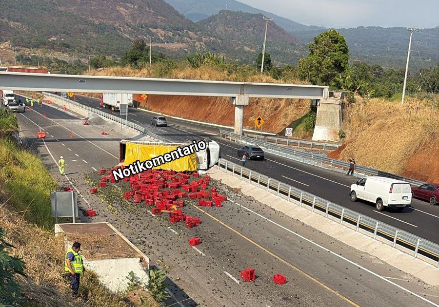 Vuelca camión en la autopista Siglo XXI