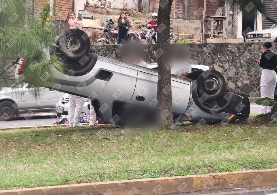 Mueren estudiantes al volcar en su camioneta