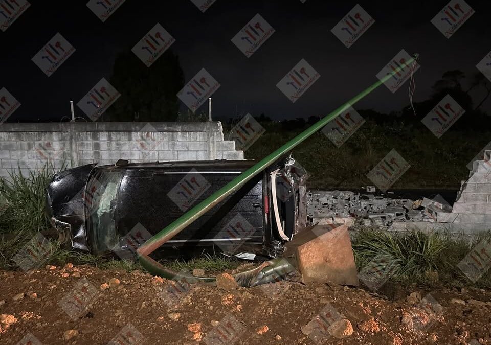 Vuelca camioneta en el Libramiento Oriente