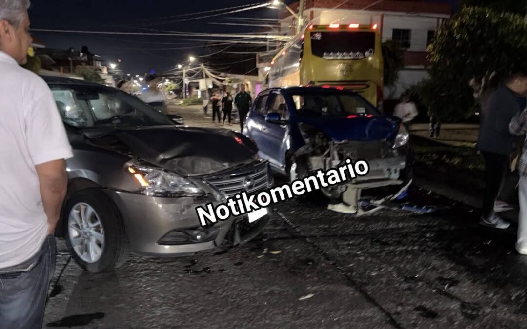 Autobús impacta dos autos y un poste en la Mujica