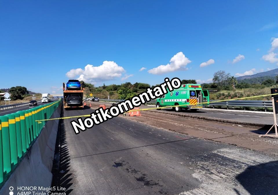 Mujer motociclista muere arrollada en la autopista Siglo XXI