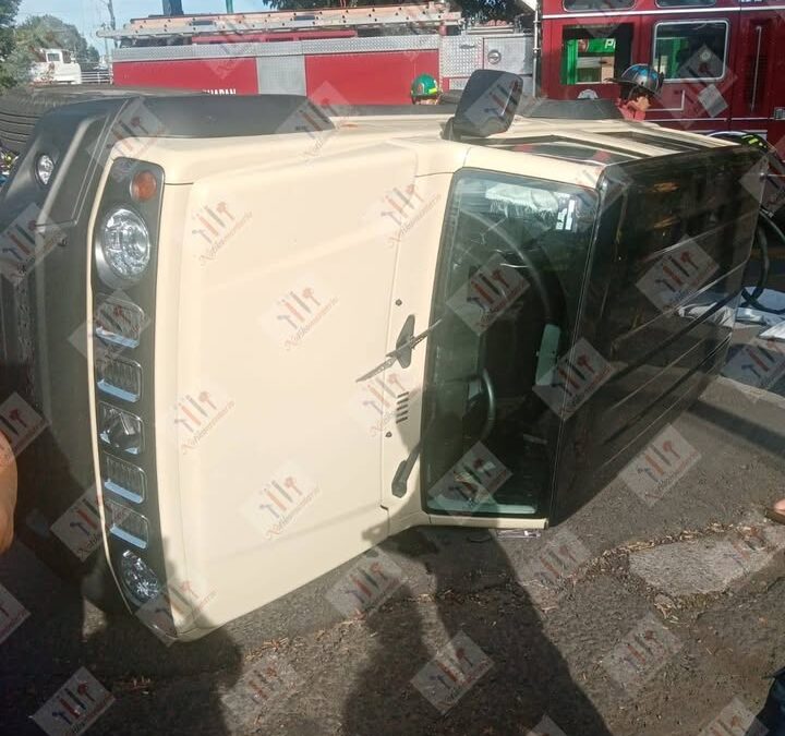 Vuelca camioneta en el Paseo Lázaro Cárdenas, hay dos heridos leves