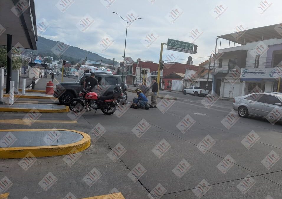 Motociclista lesionado al chocar con una camioneta