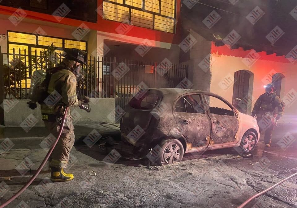 Incendian taxi en San Pedro