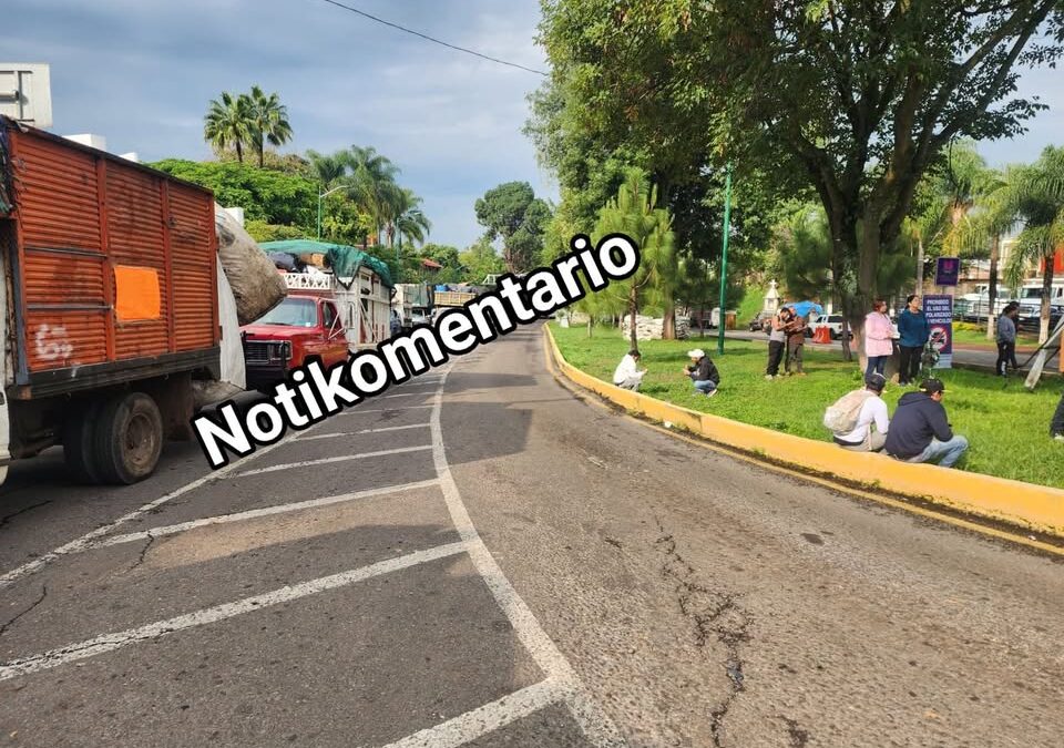 Recolectores de basura de paga se manifiestan en Zumpimito