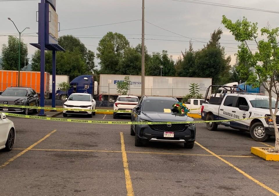 Dejan mensaje amenazante y flores en auto de activista social y empresario