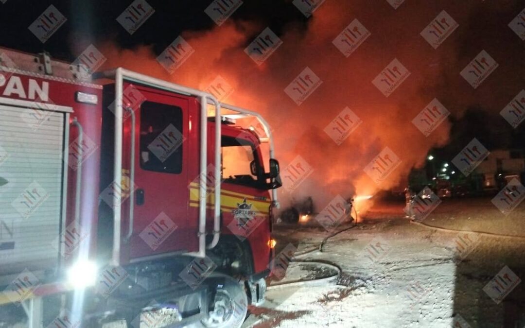 Se incendian tres trailers en la central de abastos, podría haber sido provocado