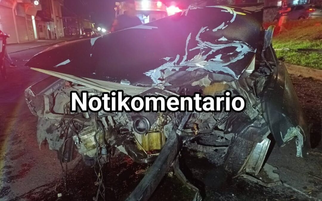 Heridos al chocar su auto contra un árbol