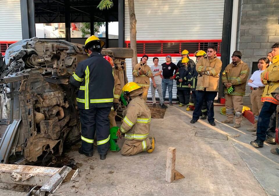 Fortalecen capacidades con práctica de extracción vehicular