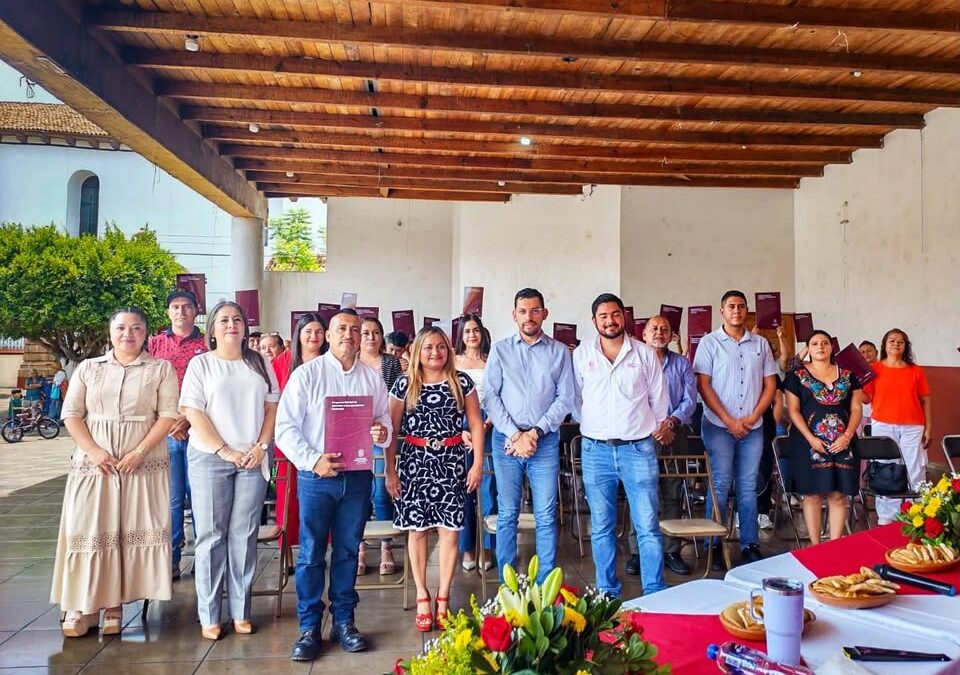 Tras casi 30 años de espera, familias de Taretan reciben escrituras de sus hogares