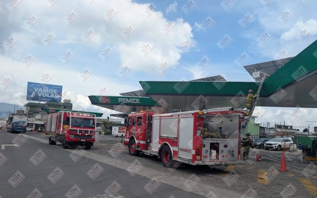Corto circuito en gasolinera moviliza a bomberos