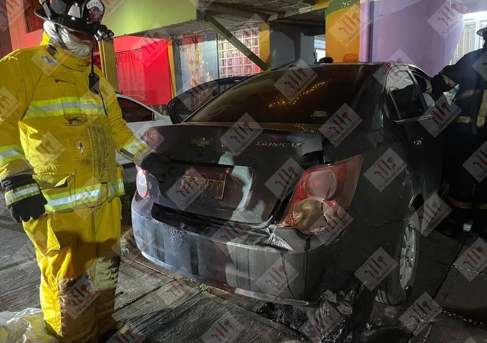 Incendian auto en Valle Real