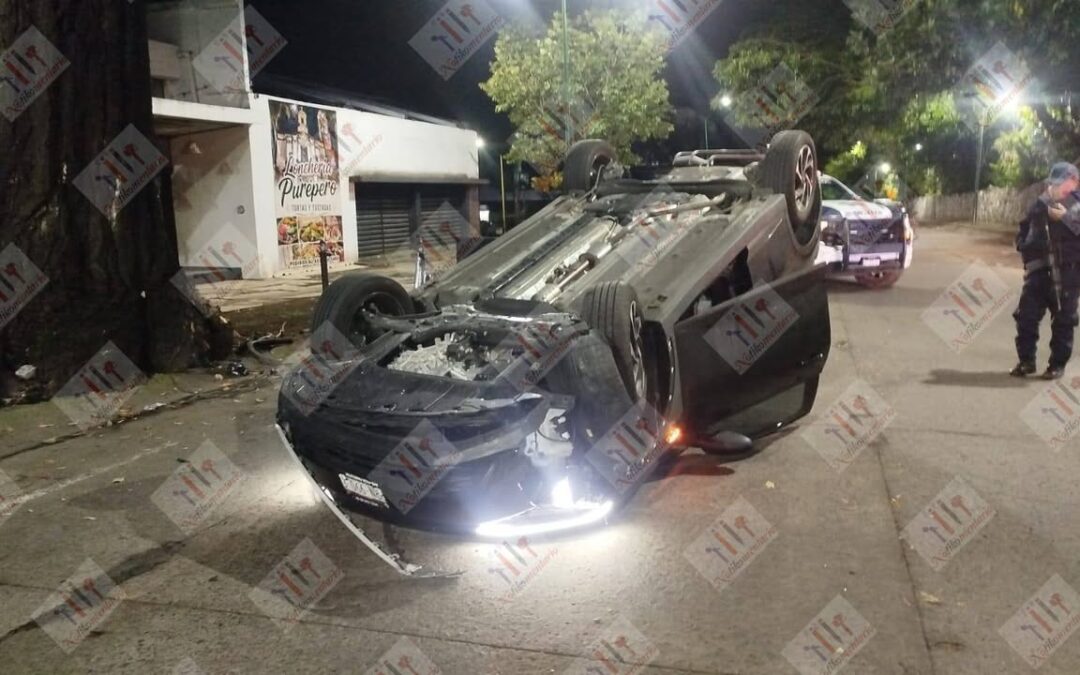 Vuelca auto frente al Parque Nacional, tripulantes huyen