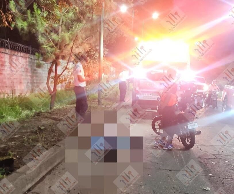 Muere motociclista al ser arrollado por un auto fantasma