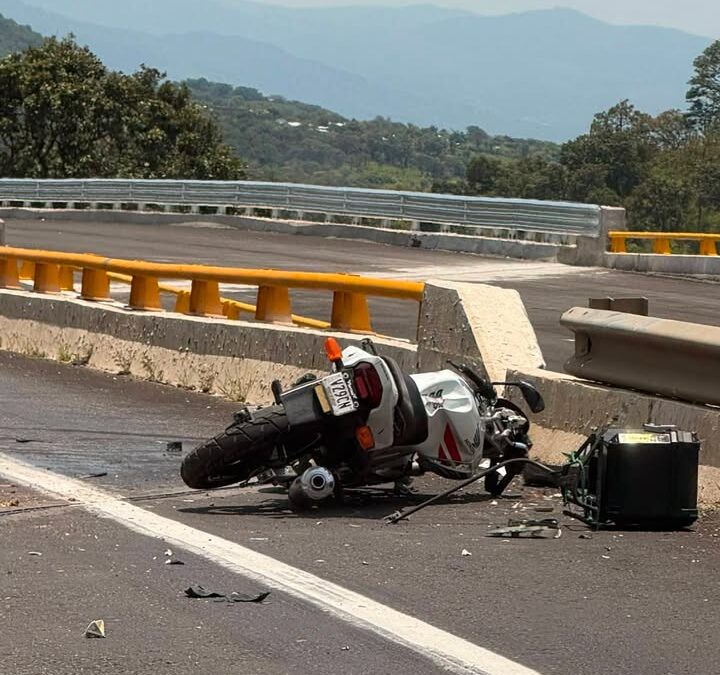 Motociclista muere al chocar contra camioneta en la Siglo XXI