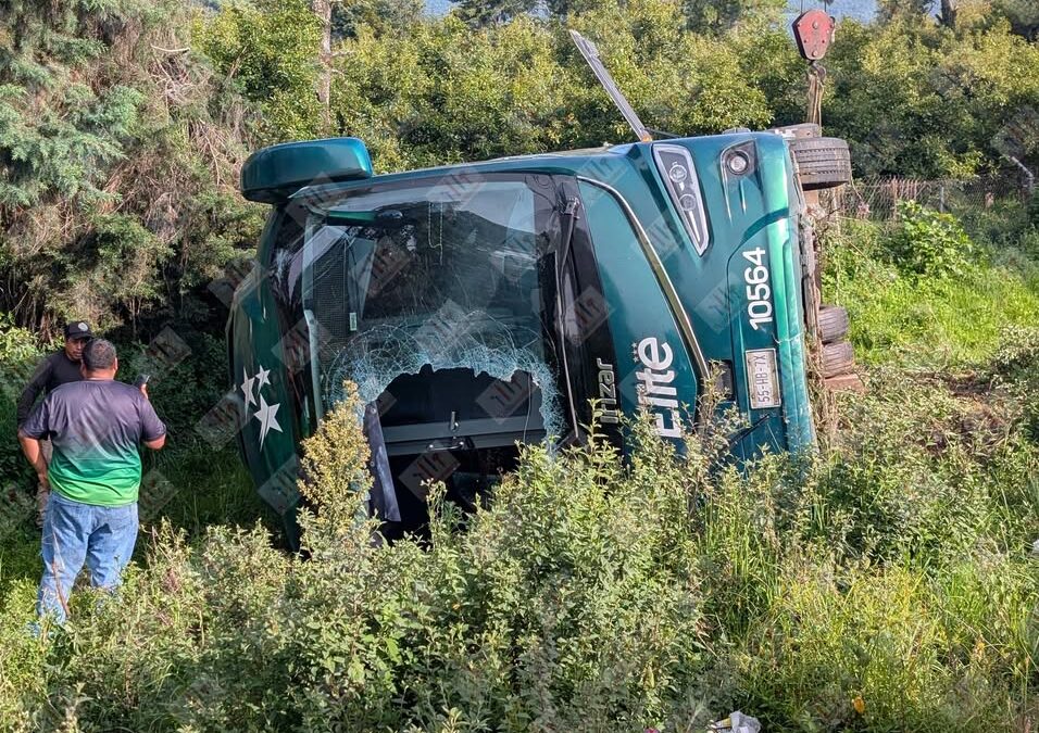 Volcadura de autobús deja 11 heridos
