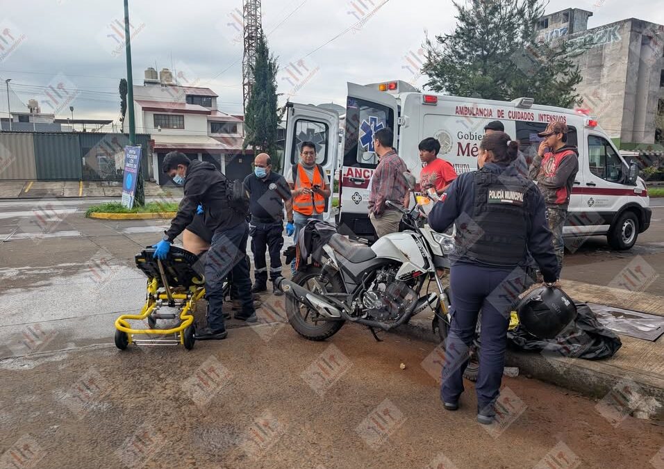 Choque de motos deja dos heridos, entre ellos una mujer policía